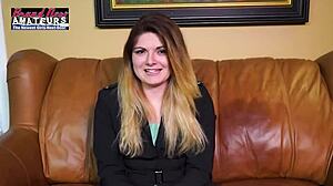 Милая пышная блондинка Рэйчел получает в жопу по-собачьи 😘 сперма на губках киски