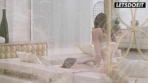 Эй, смотри, как Сабриссе, Стейси Круз и Злата Шайн сияют в горячем лесбийском трио по соседству!