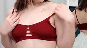 Игривая милашка Lesya Milk раздевается, показывая гладкую киску для пальцевой мастурбации