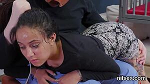 Tuhaf 18+ Genç Sert Anal Tedavi Anus Asylum'da Çekiyor