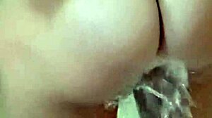 Espiando a vecina duchando nos calentamos y me corro