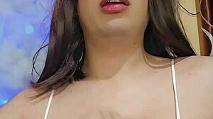 Transexual en pijama lista para masturbarnos