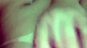 زوجة مثارة تستخدم ألعاب جنسية لدعك كسها الرطب