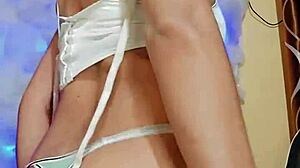 Transexual en pijama lista para masturbarnos