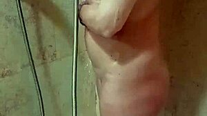 Espiando a vecina duchando nos calentamos y me corro