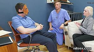 مراهقة شريرة 18+ في علاج شرجي مؤلم قوي