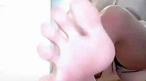 Çinli efendi Moyao öğretmen kostümüyle ayaklarını sergiliyor