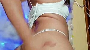 Transexual en pijama lista para masturbarnos