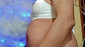 Transexual en pijama lista para masturbarnos