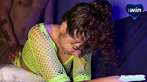 Casual man pikt stunner op in club, neukt haar hard en eindigt in mond