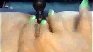 Трахаю свою пизду и жопу огромными дилдо на улице