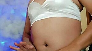 Transexual en pijama lista para masturbarnos