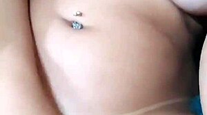 Esposa Caliente se Corre con Juguetes en Coño Mojado