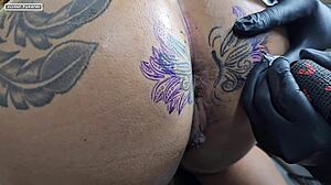 Modificando a tatuagem em volta do meu cu agora ficou maior que antes