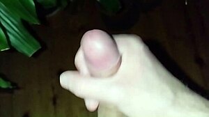 New 18 year old masturbates to huge cum 😏