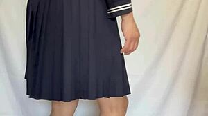 Japansk babe i seiloruniform ertet med buttplug