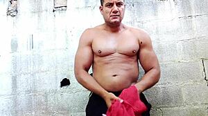 Юри Гаучо делает волосатый хэндджоб с огромной порцией кума! 🔥