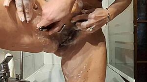 depilo la figa pelosa di teresa e dopo la scopo