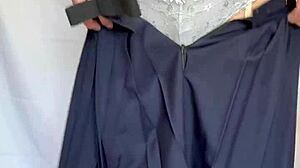 Japanska bejba v mornarski uniformi draži z analnim čepom