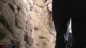 Šukaná v kobce - Erin Electra s velkými přirozenými prsy