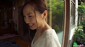 痩せたアジアン妻が浮気して見知らぬ男をフェラ、無修正JAV！🍆