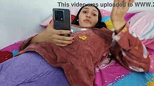 Rosibel, babysitter latină micuță 18+, imploră tată vitreg pentru creampie crud în pizda ei strânsă