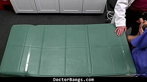 Jack Vegas ve Syren De Mer, Doctorbangs'te Mackenzie Mace'in Islak Amcığını Tedavi Ediyor