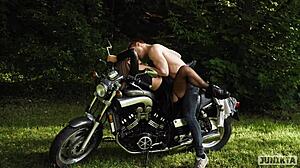 Biker Tembak Pacar Keras di Motor di Jalan Bagian 1