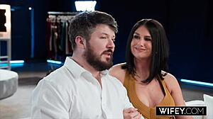 Muž gleda kako Sienna Rae dobija žestoku dvostruku penetraciju.