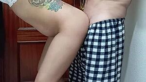 Kenapa blowjob mendadak dari mulut ke pantat? Dia jalang banget dengan kontol gede