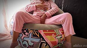 skinny teen 18+ squirts while playing with her pussy