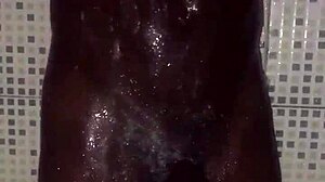 Amatőr maszturbál nagy fekete szörnyfasszal, aztán otthoni zuhany
