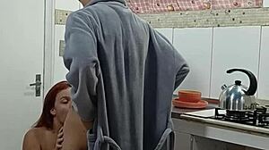 Bella segretaria seduce capo sposato che la lecca e sborra in bocca