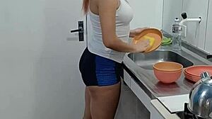 Empregadinha linda seduziu patr�o casado que comeu ela e gozou na boca