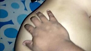 hermanastra mexicana de 18 años follando mientras habla por teléfono con su novio