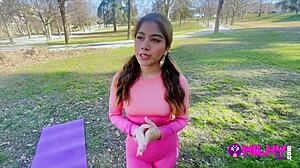 Fan gordito logra follar y llenar el co�o de leche a una actriz peruana que encontr� haciendo ejercicios en el parque