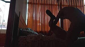 Me acuesto con amigo casto de mi esposo que se vacea toda su leche dentro de mi vagina