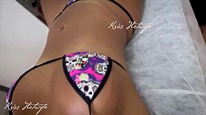 Fiz massagem com os peitos de fora e o corno filmou tudo a massagista pegando em meus deliciosos peitos