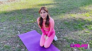 Fan gordito logra follar y llenar el co�o de leche a una actriz peruana que encontr� haciendo ejercicios en el parque