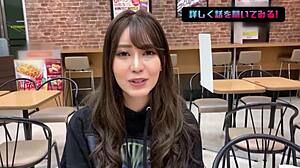 日本のベイビーが中出しのために激しく騎乗