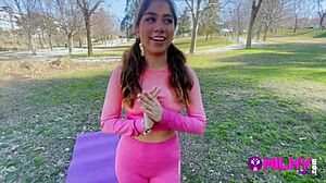 Fan gordito logra follar y llenar el co�o de leche a una actriz peruana que encontr� haciendo ejercicios en el parque