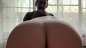 La Nueva Empleada Nalgona Recibe Una Mamada Y Masturbación