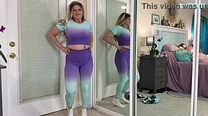 Секси блондинка MILF в спортни дрехи показва големите си цици. Това SFW ли е или твърде горещо?