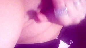 se lo mandó a mi hermanita y comenzó a masturbarse con su amiga lesbiana