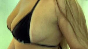 Sua prima s� de micro biqu�ni quer tomar banho na tua piscina