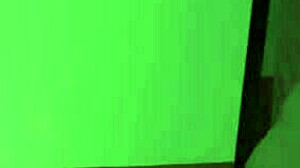 Nevlastní otec se plíží do postele nevlastní dcery na půlnoční jebání