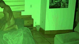 Nevlastní otec se plíží do postele nevlastní dcery na půlnoční jebání