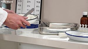 Due ginecologi penetrano doppiamente la troia Polly Pons in clinica GP2521. Sessione folle con giocattoli e sculacciate.