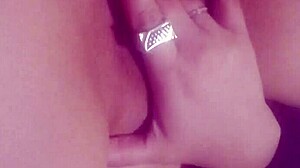 se lo mandó a mi hermanita y comenzó a masturbarse con su amiga lesbiana