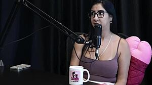 Morena safada shows tits and pussy after wanting sex but no men came.